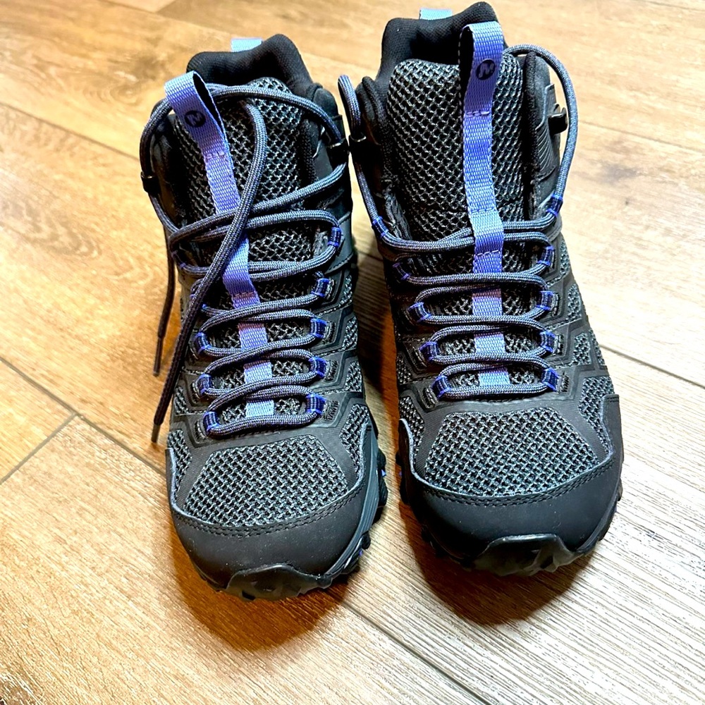 Merrell women’s hiking boots- never worn- size 7